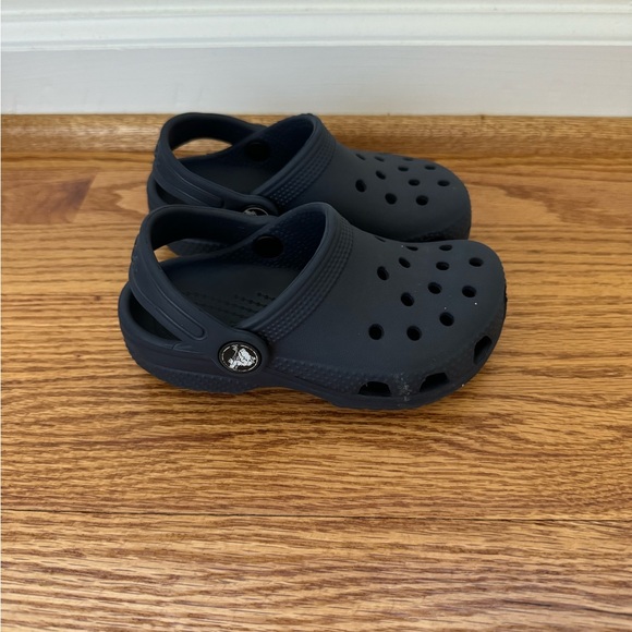 Toddler Crocs in Navy Blue - size 8 - Picture 3 of 3